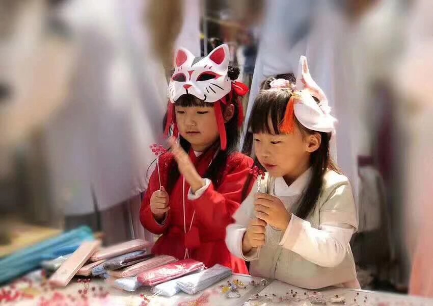 2019年5月1日99世博會 1234日 穿汉服都可以进入 邀請全國同袍參加 漢服巡遊 所有穿漢服的地球人都可以免票進入99世博會 最后一轮报名 扫码入群 雅集和文艺演出需要大量有才艺的小姐姐 和主持人 演出时间 一日下午和二号早上 扫文艺演出的群