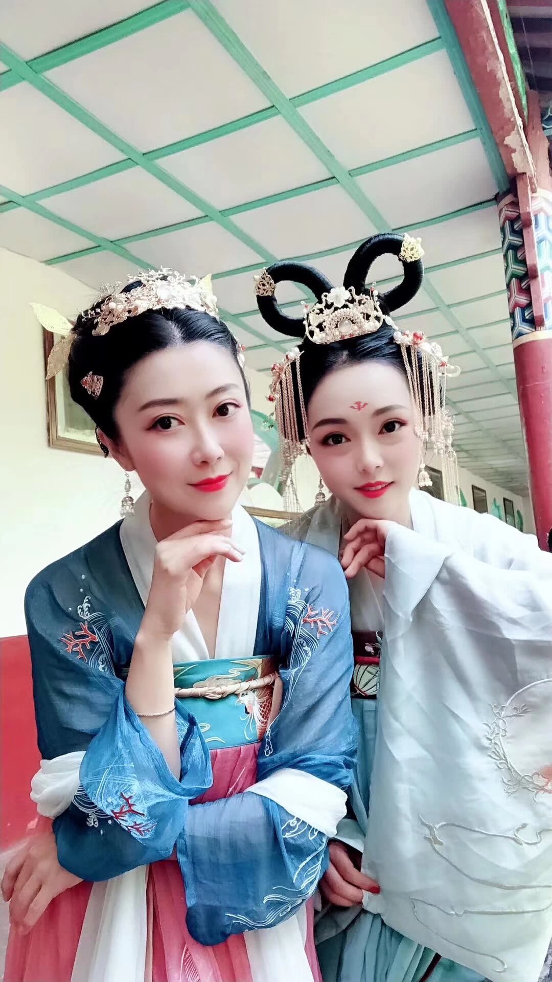 2019年5月1日99世博會 1234日 穿汉服都可以进入 邀請全國同袍參加 漢服巡遊 所有穿漢服的地球人都可以免票進入99世博會 最后一轮报名 扫码入群 雅集和文艺演出需要大量有才艺的小姐姐 和主持人 演出时间 一日下午和二号早上 扫文艺演出的群