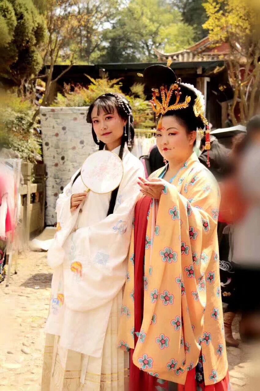 2019年5月1日99世博會 1234日 穿汉服都可以进入 邀請全國同袍參加 漢服巡遊 所有穿漢服的地球人都可以免票進入99世博會 最后一轮报名 扫码入群 雅集和文艺演出需要大量有才艺的小姐姐 和主持人 演出时间 一日下午和二号早上 扫文艺演出的群