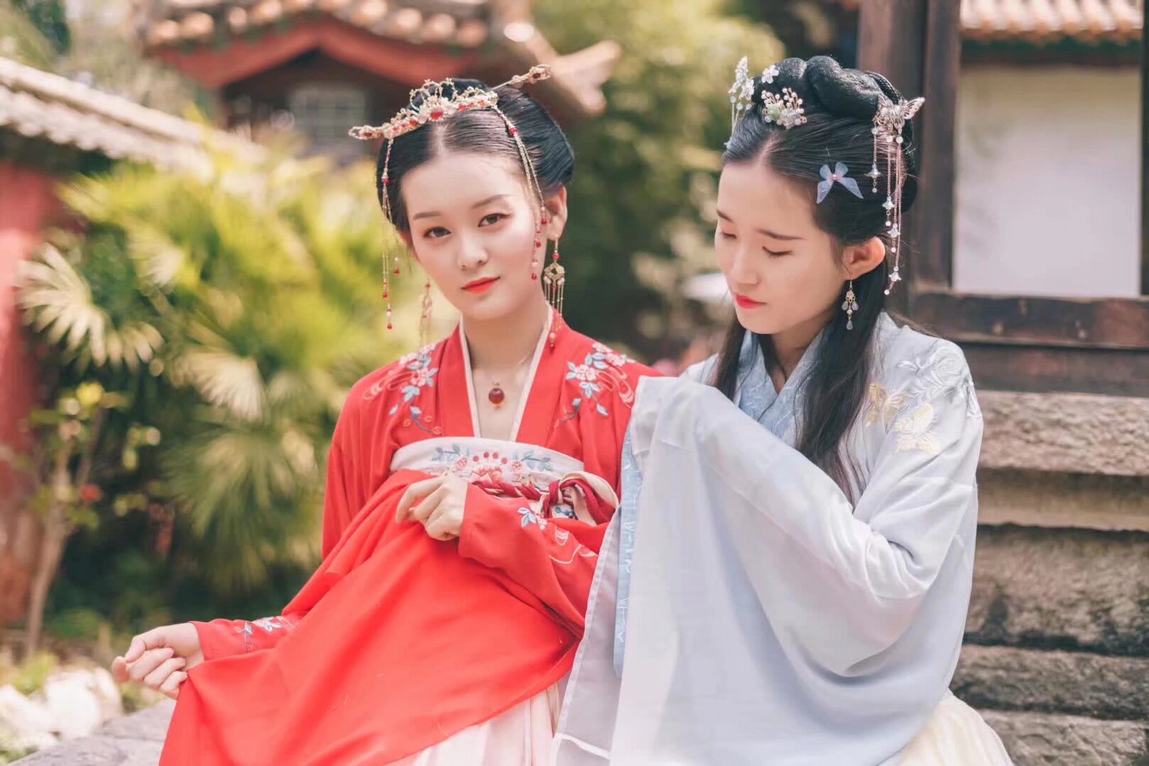 2019年5月1日99世博會 1234日 穿汉服都可以进入 邀請全國同袍參加 漢服巡遊 所有穿漢服的地球人都可以免票進入99世博會 最后一轮报名 扫码入群 雅集和文艺演出需要大量有才艺的小姐姐 和主持人 演出时间 一日下午和二号早上 扫文艺演出的群