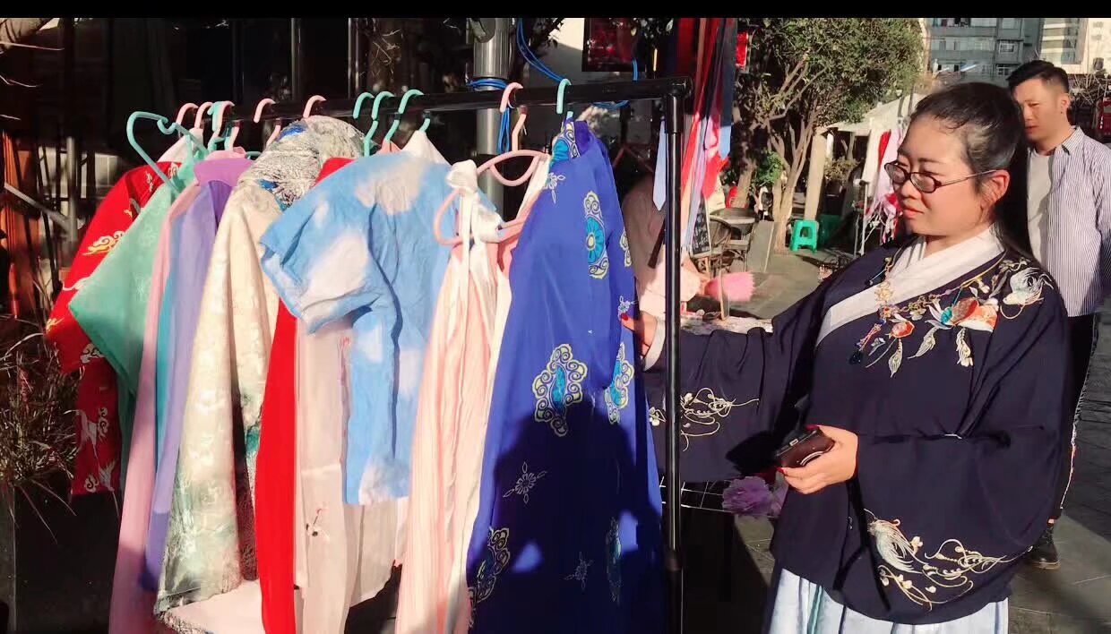 51 99世博園 全國漢服巡遊集市 兩天 可以申請擺攤 規定商品種類 漢服 飾品 頭飾 髮簪 燈籠\ 扇子 工藝品 服務類 篆刻 繪畫 攝影 化妝 掃碼入群 提交申請獲得社團批准即可 有疑問可以微信電話 15887217778 收費標準66一天 （產品優秀的同袍和社團成員會可以獲得官渡區新經濟園區和官渡區漢服文化產業園的都補助 費用減免以後為66 一天 部分傳統工藝減免後為零 但是需要提供產品照片和資料）