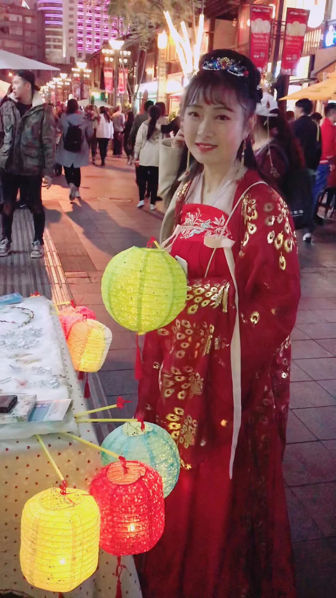 51 99世博園 全國漢服巡遊集市 兩天 可以申請擺攤 規定商品種類 漢服 飾品 頭飾 髮簪 燈籠\ 扇子 工藝品 服務類 篆刻 繪畫 攝影 化妝 掃碼入群 提交申請獲得社團批准即可 有疑問可以微信電話 15887217778 收費標準66一天 （產品優秀的同袍和社團成員會可以獲得官渡區新經濟園區和官渡區漢服文化產業園的都補助 費用減免以後為66 一天 部分傳統工藝減免後為零 但是需要提供產品照片和資料）
