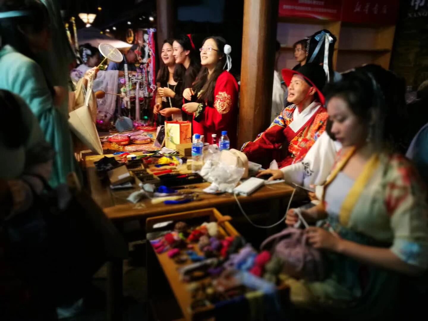 昆明市中心南強街漢服傳統集市 每周六周日 可以申請擺攤 可以多個人組合一個攤位 可以申請短期比如一個週末 集市經營者必須穿漢服 時間從早上到半夜 規定商品種類 漢服 飾品 頭飾 髮簪 燈籠\ 扇子 工藝品 服務類 篆刻 繪畫 攝影 化妝 婚慶 培訓（古琴 書法 圍棋 樂器）都可以 掃碼入群 提交申請獲得社團批准即可 有疑問可以微信電話 15887217778