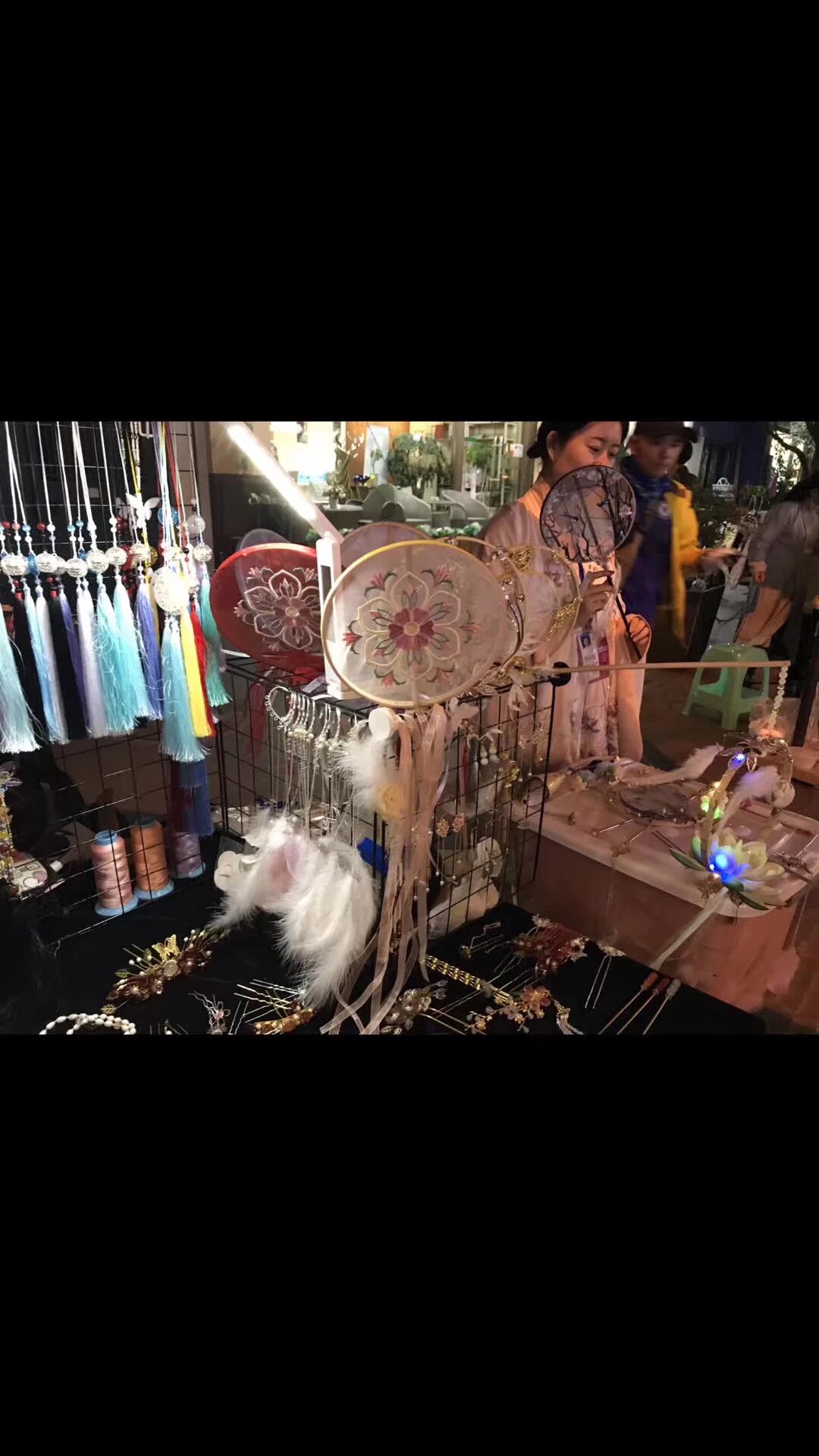 昆明市中心南強街漢服傳統集市 每周六周日 可以申請擺攤 可以多個人組合一個攤位 可以申請短期比如一個週末 集市經營者必須穿漢服 時間從早上到半夜 規定商品種類 漢服 飾品 頭飾 髮簪 燈籠\ 扇子 工藝品 服務類 篆刻 繪畫 攝影 化妝 婚慶 培訓（古琴 書法 圍棋 樂器）都可以 掃碼入群 提交申請獲得社團批准即可 有疑問可以微信電話 15887217778
