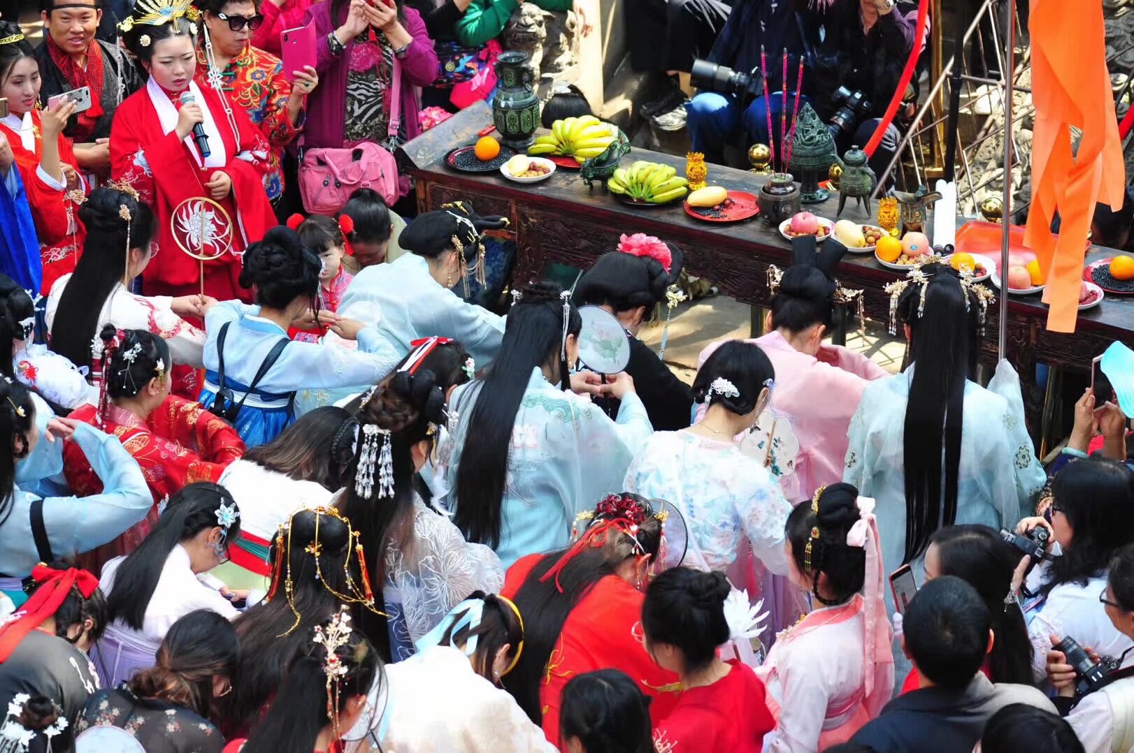 5月1日99世博會 邀請全國同袍參加 漢服巡遊 所有穿漢服的地球人都可以免票進入99世博會 但是必須通過雲南漢服統一的報名入口獲得Sid 作為入口憑證 雲南漢服各分會分社請統計好人口集體報名 聯繫微信電話15887217778 紅色二維碼為外部報名碼