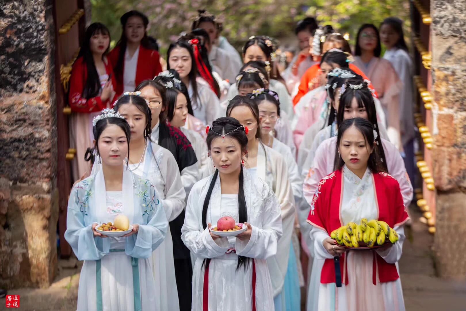 5月1日99世博會 邀請全國同袍參加 漢服巡遊 所有穿漢服的地球人都可以免票進入99世博會 但是必須通過雲南漢服統一的報名入口獲得Sid 作為入口憑證 雲南漢服各分會分社請統計好人口集體報名 聯繫微信電話15887217778 紅色二維碼為外部報名碼