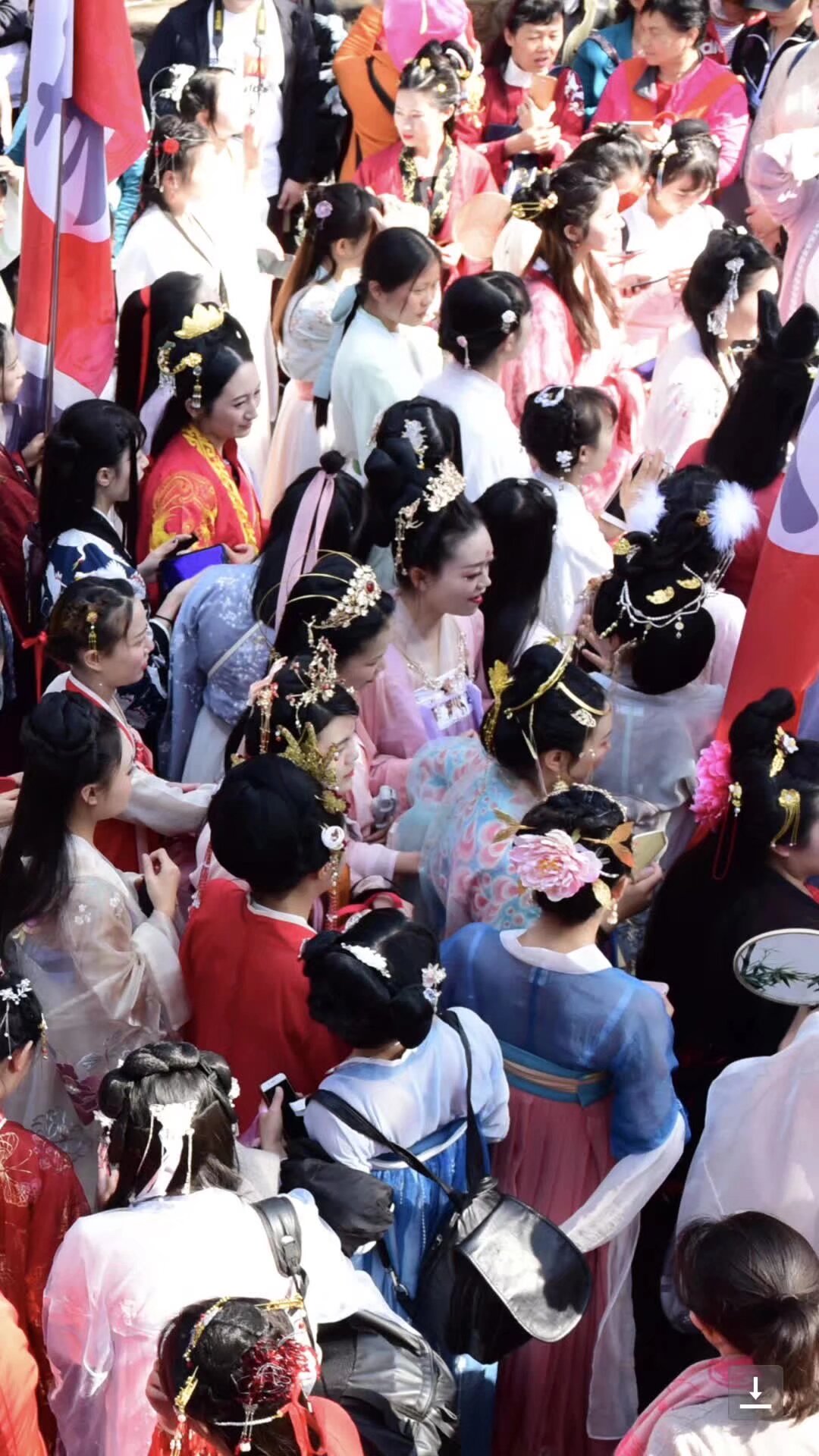 5月1日99世博會 邀請全國同袍參加 漢服巡遊 所有穿漢服的地球人都可以免票進入99世博會 但是必須通過雲南漢服統一的報名入口獲得Sid 作為入口憑證 雲南漢服各分會分社請統計好人口集體報名 聯繫微信電話15887217778 紅色二維碼為外部報名碼