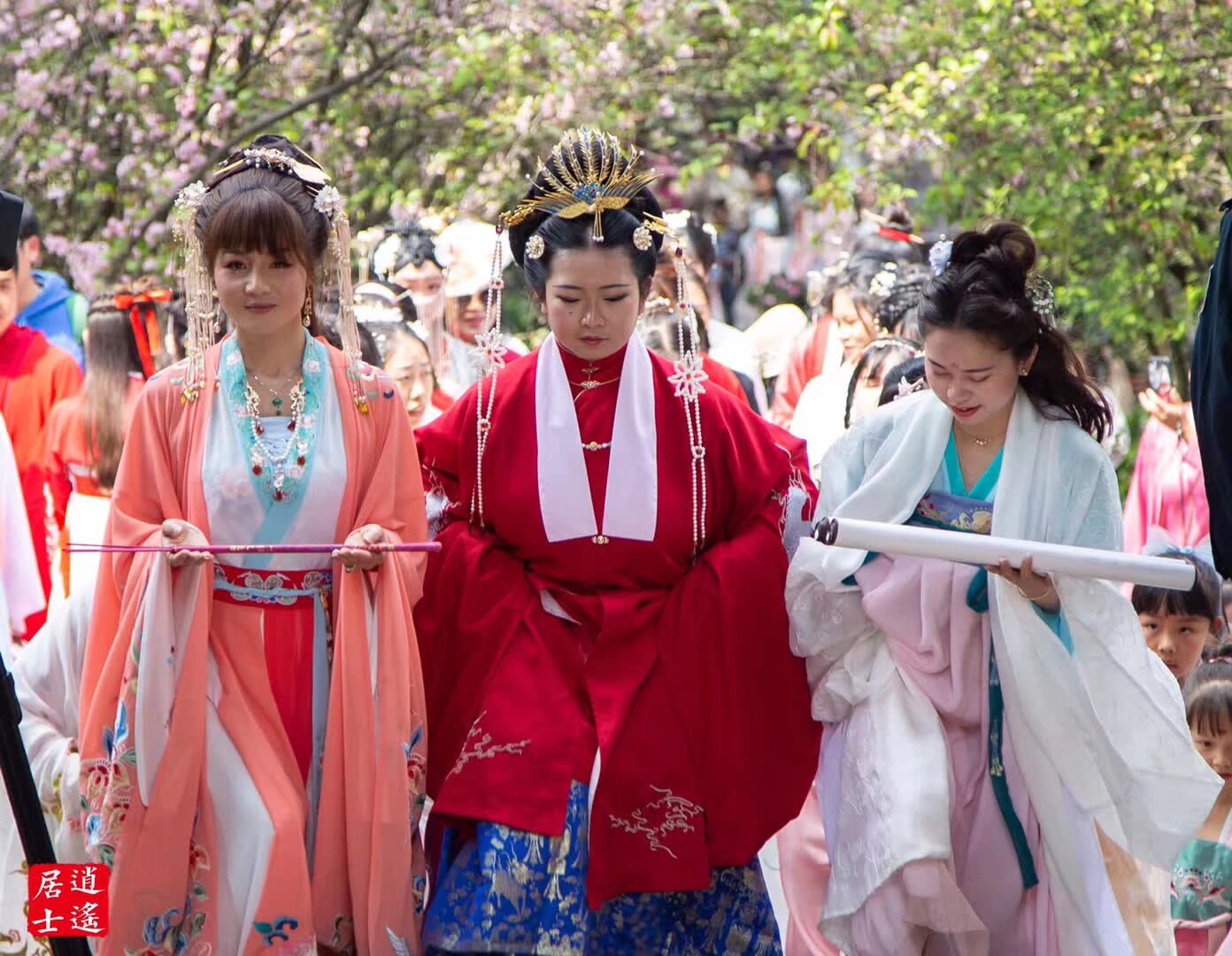 5月1日99世博會 邀請全國同袍參加 漢服巡遊 所有穿漢服的地球人都可以免票進入99世博會 但是必須通過雲南漢服統一的報名入口獲得Sid 作為入口憑證 雲南漢服各分會分社請統計好人口集體報名 聯繫微信電話15887217778 紅色二維碼為外部報名碼