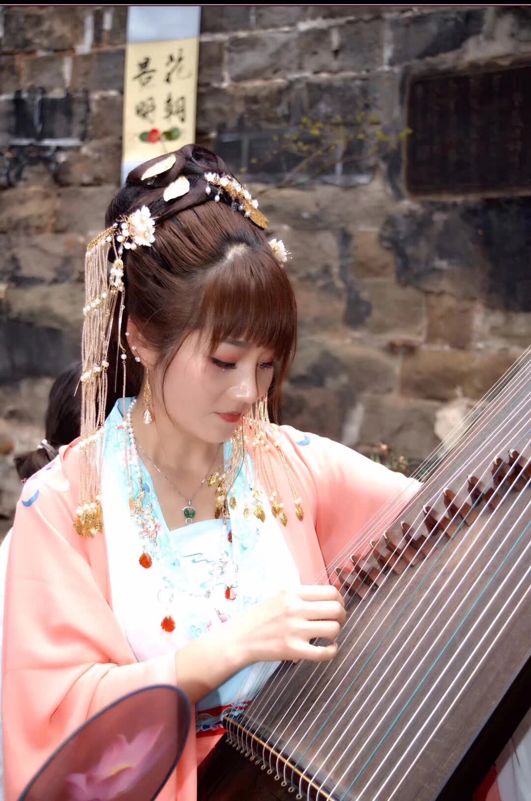 雲南漢服2019萬達才藝比賽 
四月七日下午 西山萬達廣場 正門口 要報名的選手掃描入群填表 圍觀的寶寶掃碼入群集體集合
比賽内容 ：传统的文艺，舞蹈，歌舞，手工（加上讲解和模特），传统的技艺（茶道，香道），兵武类（弓箭，器械，盔甲），才艺类（书法，绘画，刺绣（展示）），汉服制作（带模特和妆容，讲解）參賽人數可以有一個人以上無數人以下組成。第一輪之後是決賽，決賽的時候需要演講（題目為以對中國傳統文化的看法，意義和理想為主題，結合自己才藝發揮）4月7号下午，2点正式开始。评分：妆容 20分，才艺 60分，演讲 20分，
現場視頻平台直播