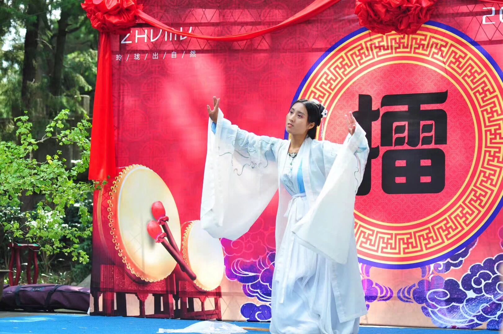 雲南漢服2019萬達才藝比賽 
四月七日下午 西山萬達廣場 正門口 要報名的選手掃描入群填表 圍觀的寶寶掃碼入群集體集合
比賽内容 ：传统的文艺，舞蹈，歌舞，手工（加上讲解和模特），传统的技艺（茶道，香道），兵武类（弓箭，器械，盔甲），才艺类（书法，绘画，刺绣（展示）），汉服制作（带模特和妆容，讲解）參賽人數可以有一個人以上無數人以下組成。第一輪之後是決賽，決賽的時候需要演講（題目為以對中國傳統文化的看法，意義和理想為主題，結合自己才藝發揮）4月7号下午，2点正式开始。评分：妆容 20分，才艺 60分，演讲 20分，
現場視頻平台直播