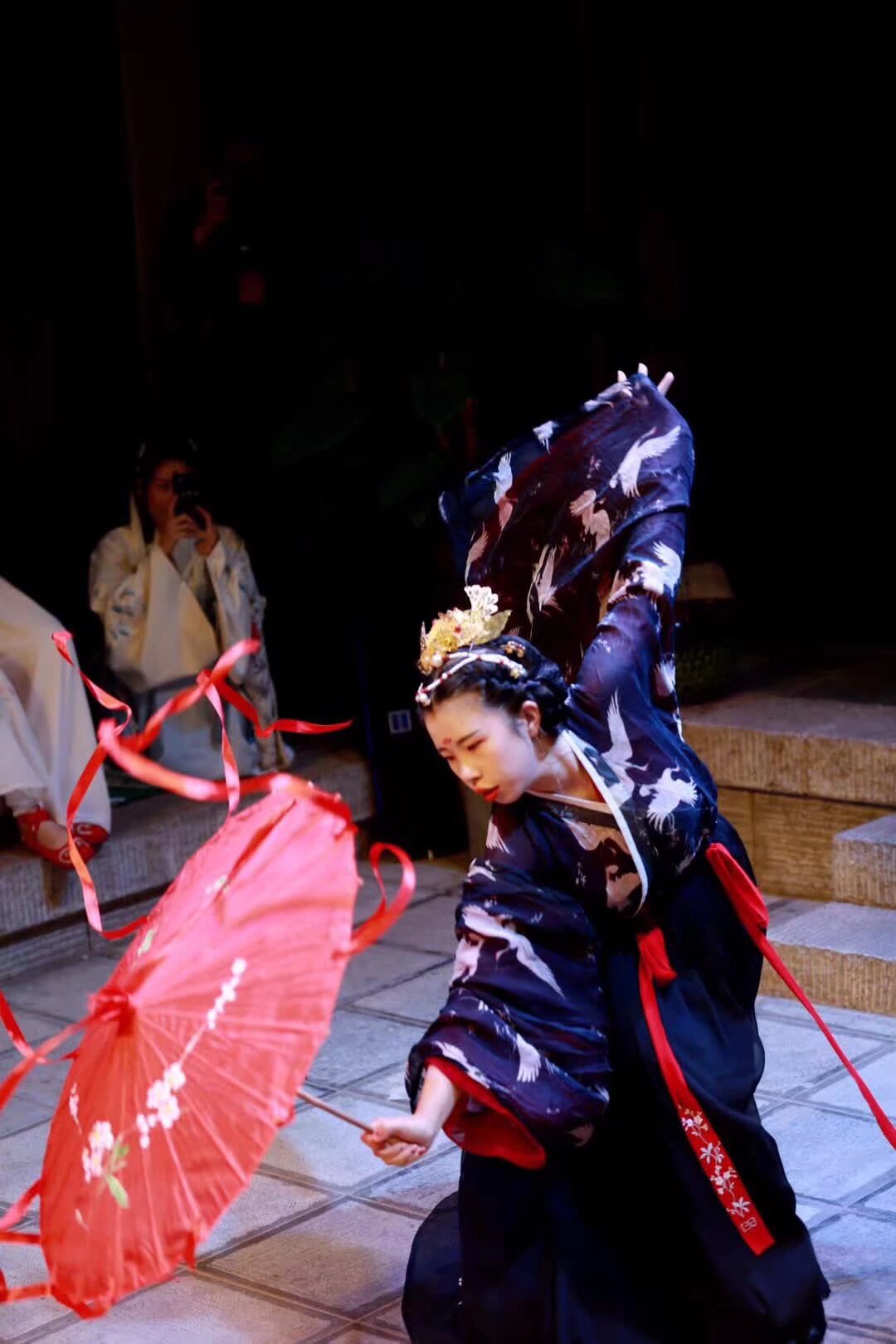 雲南漢服2019萬達才藝比賽 
四月七日下午 西山萬達廣場 正門口 要報名的選手掃描入群填表 圍觀的寶寶掃碼入群集體集合
比賽内容 ：传统的文艺，舞蹈，歌舞，手工（加上讲解和模特），传统的技艺（茶道，香道），兵武类（弓箭，器械，盔甲），才艺类（书法，绘画，刺绣（展示）），汉服制作（带模特和妆容，讲解）參賽人數可以有一個人以上無數人以下組成。第一輪之後是決賽，決賽的時候需要演講（題目為以對中國傳統文化的看法，意義和理想為主題，結合自己才藝發揮）4月7号下午，2点正式开始。评分：妆容 20分，才艺 60分，演讲 20分，
現場視頻平台直播