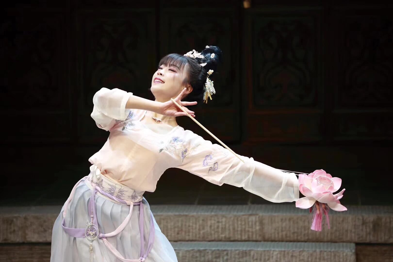 雲南漢服2019萬達才藝比賽 
四月七日下午 西山萬達廣場 正門口 要報名的選手掃描入群填表 圍觀的寶寶掃碼入群集體集合
比賽内容 ：传统的文艺，舞蹈，歌舞，手工（加上讲解和模特），传统的技艺（茶道，香道），兵武类（弓箭，器械，盔甲），才艺类（书法，绘画，刺绣（展示）），汉服制作（带模特和妆容，讲解）參賽人數可以有一個人以上無數人以下組成。第一輪之後是決賽，決賽的時候需要演講（題目為以對中國傳統文化的看法，意義和理想為主題，結合自己才藝發揮）4月7号下午，2点正式开始。评分：妆容 20分，才艺 60分，演讲 20分，
現場視頻平台直播