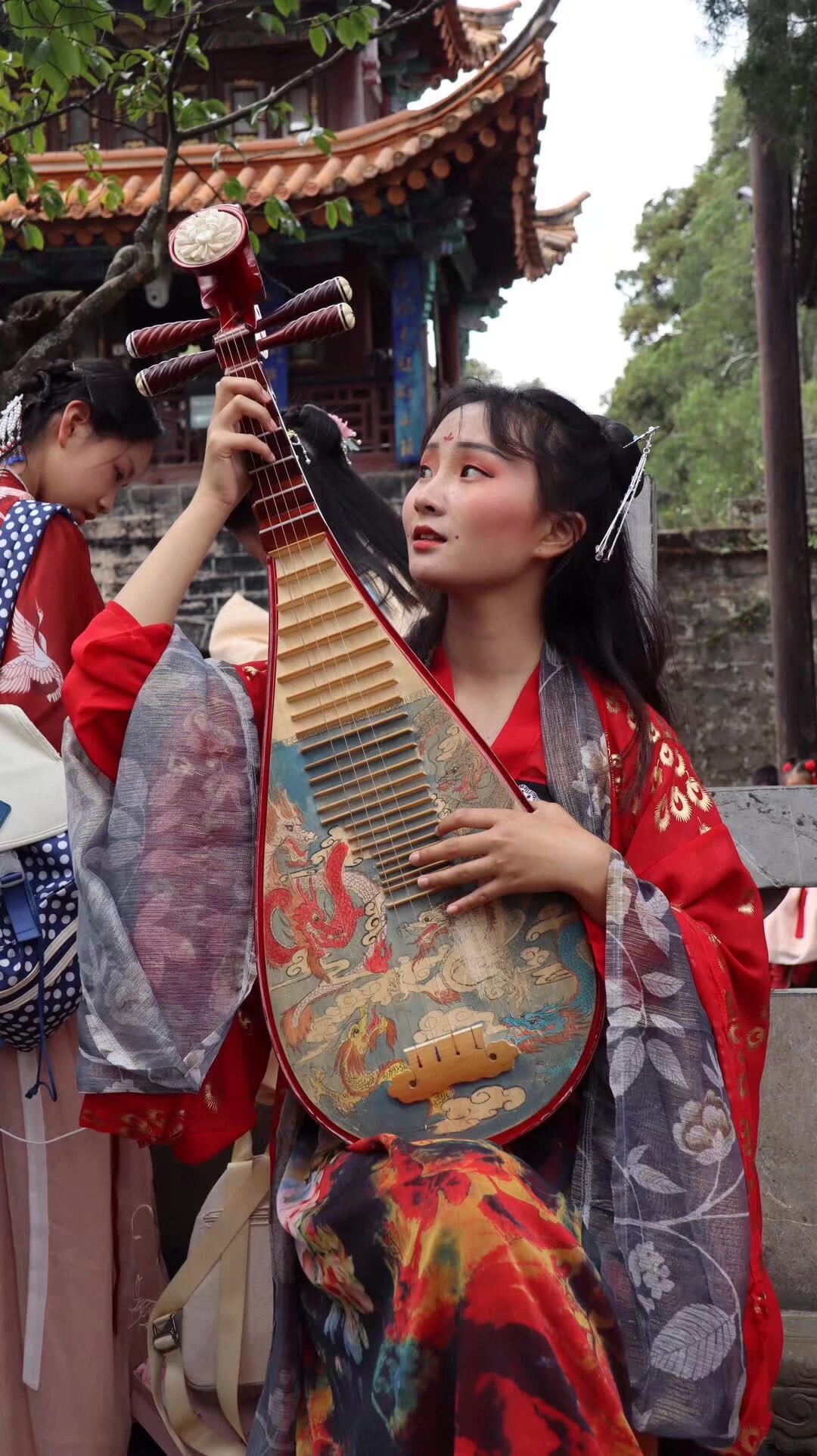 雲南漢服2019萬達才藝比賽 
四月七日下午 西山萬達廣場 正門口 要報名的選手掃描入群填表 圍觀的寶寶掃碼入群集體集合
比賽内容 ：传统的文艺，舞蹈，歌舞，手工（加上讲解和模特），传统的技艺（茶道，香道），兵武类（弓箭，器械，盔甲），才艺类（书法，绘画，刺绣（展示）），汉服制作（带模特和妆容，讲解）參賽人數可以有一個人以上無數人以下組成。第一輪之後是決賽，決賽的時候需要演講（題目為以對中國傳統文化的看法，意義和理想為主題，結合自己才藝發揮）4月7号下午，2点正式开始。评分：妆容 20分，才艺 60分，演讲 20分，
現場視頻平台直播
