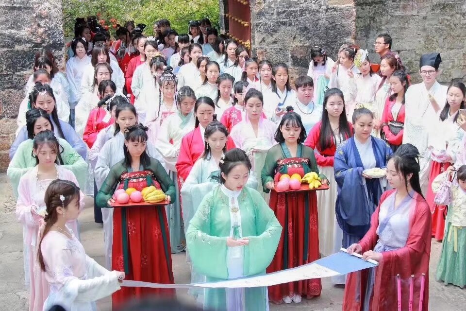 雲南漢服 3月23日花朝節 報名 外部人員掃碼入群做完整登記 活動早上11點 正式開始 參加祭祀的寶寶請九點半之前到場 內部人員通過內部通道報名 入場需提供登記後生成的Sid碼