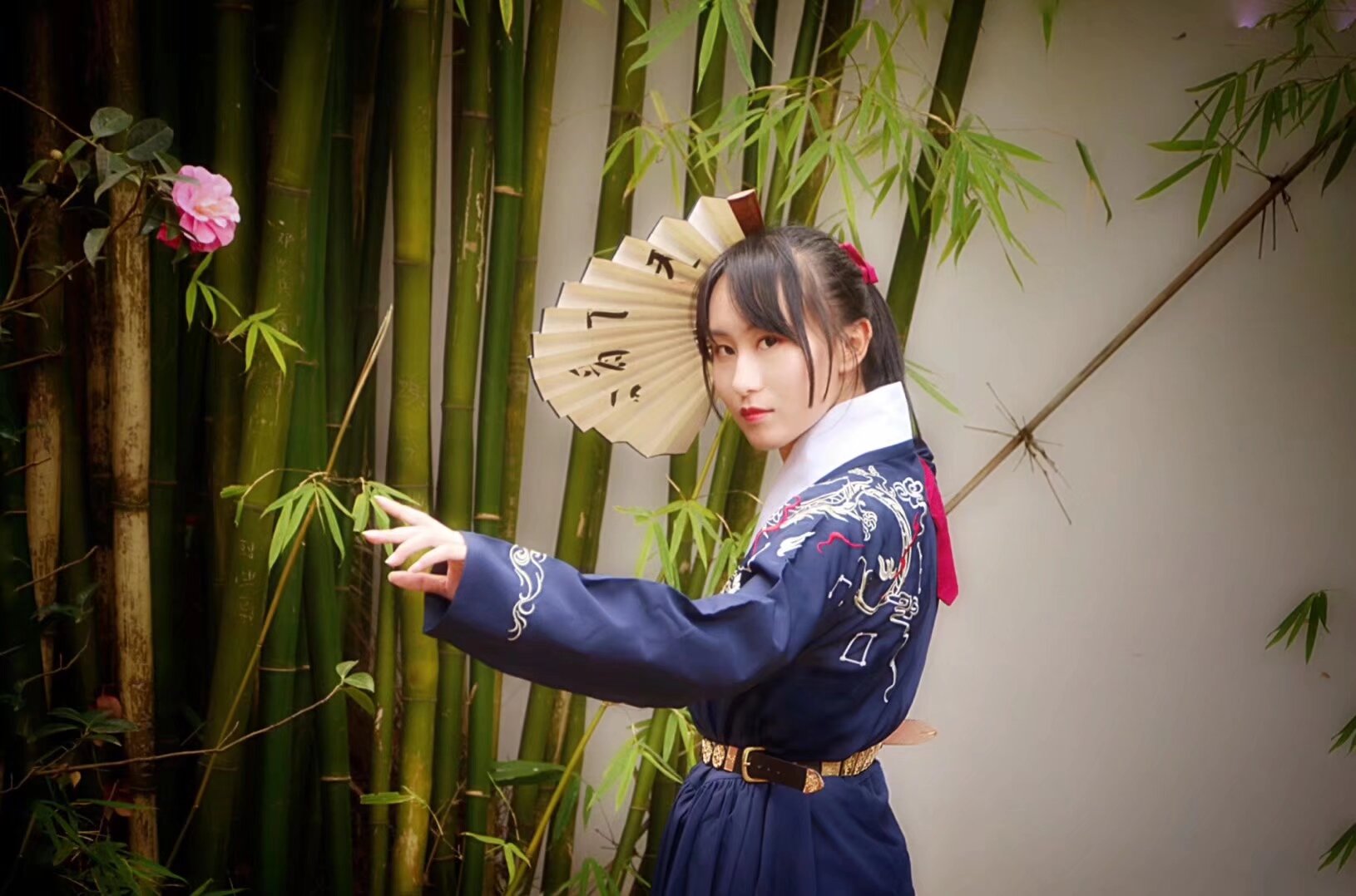 雲南漢服 金殿千人花朝节 金殿公園 3月23日 准备报名 各个分会 地區漢服社 自己組織好报名统计好人數為 集體報名 因为活动可能会有好多好多好多人 去年有1000多人到場 所以各个社团社长带好自己的宝宝 统一参加祭祀 活動 社團成員活动免费公园免票  花朝節漢服女神才艺比赛 可以组队集體参加 第一名 有1000 的奖金 美人要的中宮的娃統一通過報名系統報名 不是社團的寶寶 和攝影師 等報名碼出來 填表報名