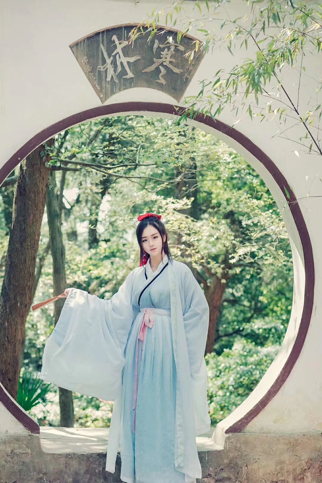 雲南漢服 金殿千人花朝节 金殿公園 3月23日 准备报名 各个分会 地區漢服社 自己組織好报名统计好人數為 集體報名 因为活动可能会有好多好多好多人 去年有1000多人到場 所以各个社团社长带好自己的宝宝 统一参加祭祀 活動 社團成員活动免费公园免票  花朝節漢服女神才艺比赛 可以组队集體参加 第一名 有1000 的奖金 美人要的中宮的娃統一通過報名系統報名 不是社團的寶寶 和攝影師 等報名碼出來 填表報名