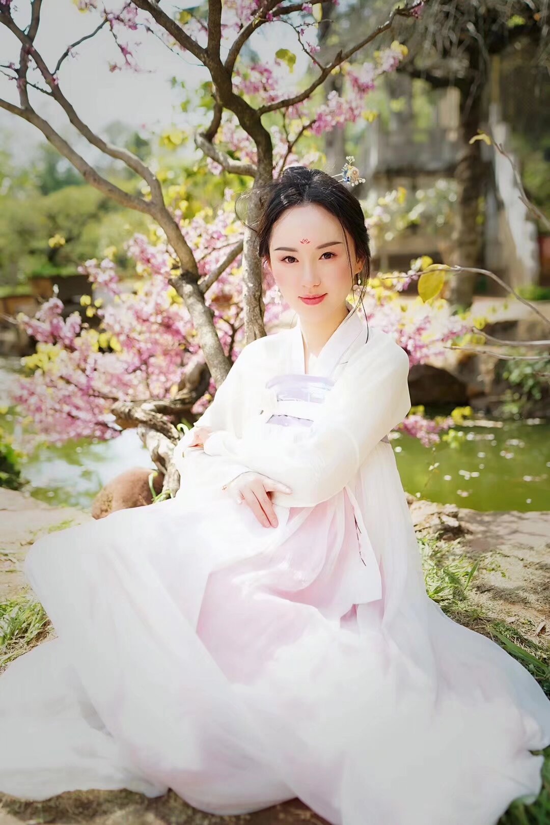 雲南漢服 金殿千人花朝节 金殿公園 3月23日 准备报名 各个分会 地區漢服社 自己組織好报名统计好人數為 集體報名 因为活动可能会有好多好多好多人 去年有1000多人到場 所以各个社团社长带好自己的宝宝 统一参加祭祀 活動 社團成員活动免费公园免票  花朝節漢服女神才艺比赛 可以组队集體参加 第一名 有1000 的奖金 美人要的中宮的娃統一通過報名系統報名 不是社團的寶寶 和攝影師 等報名碼出來 填表報名