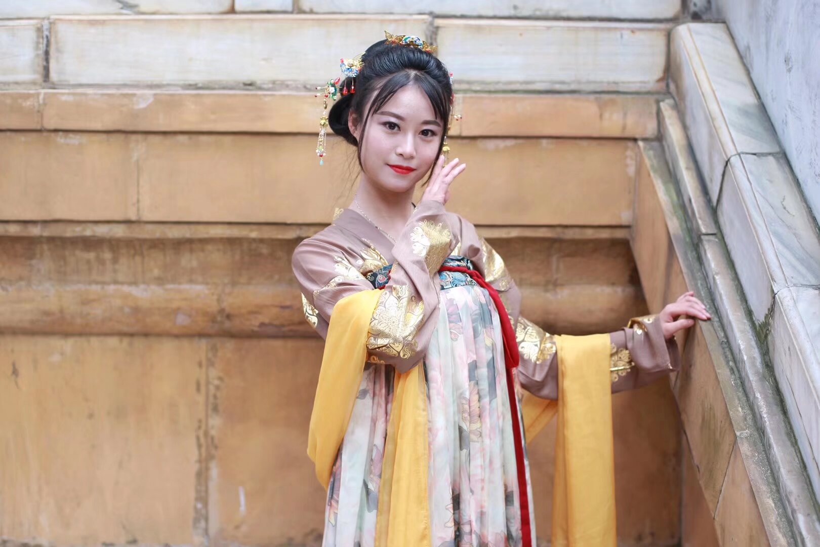 雲南漢服 金殿千人花朝节 金殿公園 3月23日 准备报名 各个分会 地區漢服社 自己組織好报名统计好人數為 集體報名 因为活动可能会有好多好多好多人 去年有1000多人到場 所以各个社团社长带好自己的宝宝 统一参加祭祀 活動 社團成員活动免费公园免票  花朝節漢服女神才艺比赛 可以组队集體参加 第一名 有1000 的奖金 美人要的中宮的娃統一通過報名系統報名 不是社團的寶寶 和攝影師 等報名碼出來 填表報名
