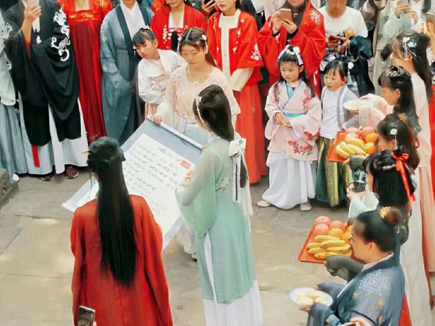 雲南漢服 金殿千人花朝节 金殿公園 3月23日 准备报名 各个分会 地區漢服社 自己組織好报名统计好人數為 集體報名 因为活动可能会有好多好多好多人 去年有1000多人到場 所以各个社团社长带好自己的宝宝 统一参加祭祀 活動 社團成員活动免费公园免票  花朝節漢服女神才艺比赛 可以组队集體参加 第一名 有1000 的奖金 美人要的中宮的娃統一通過報名系統報名 不是社團的寶寶 和攝影師 等報名碼出來 填表報名