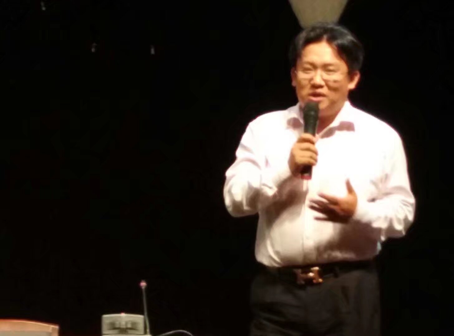 社团的漢服黑工場一期 招募 設計師 和模特 發財致富的好機會 人生際遇是無限的 設計師要求：很好地掌握漢服型制和文化 有獨立設計能力 想法奇特（有創意）模特要求：不美顏的時候也是美人 想參與的找我報名 微信 15887217778