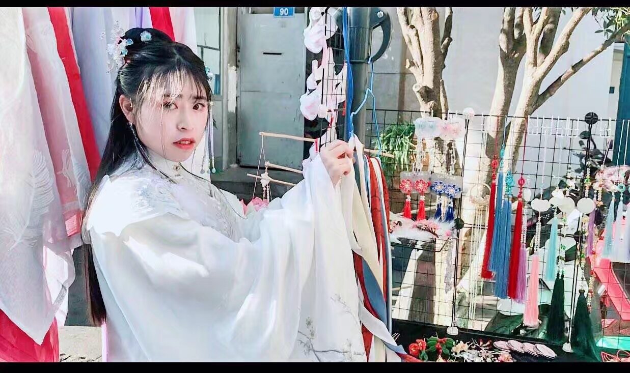 雲南漢服 元宵南強步行街集市6天 7組傳統手工藝社團寶寶19人總共完成 82290 元 的銷售額 非常優秀 商品有 頭飾 漢服 扇子 燈籠\ 想參加社團傳統集市的寶寶找我報名