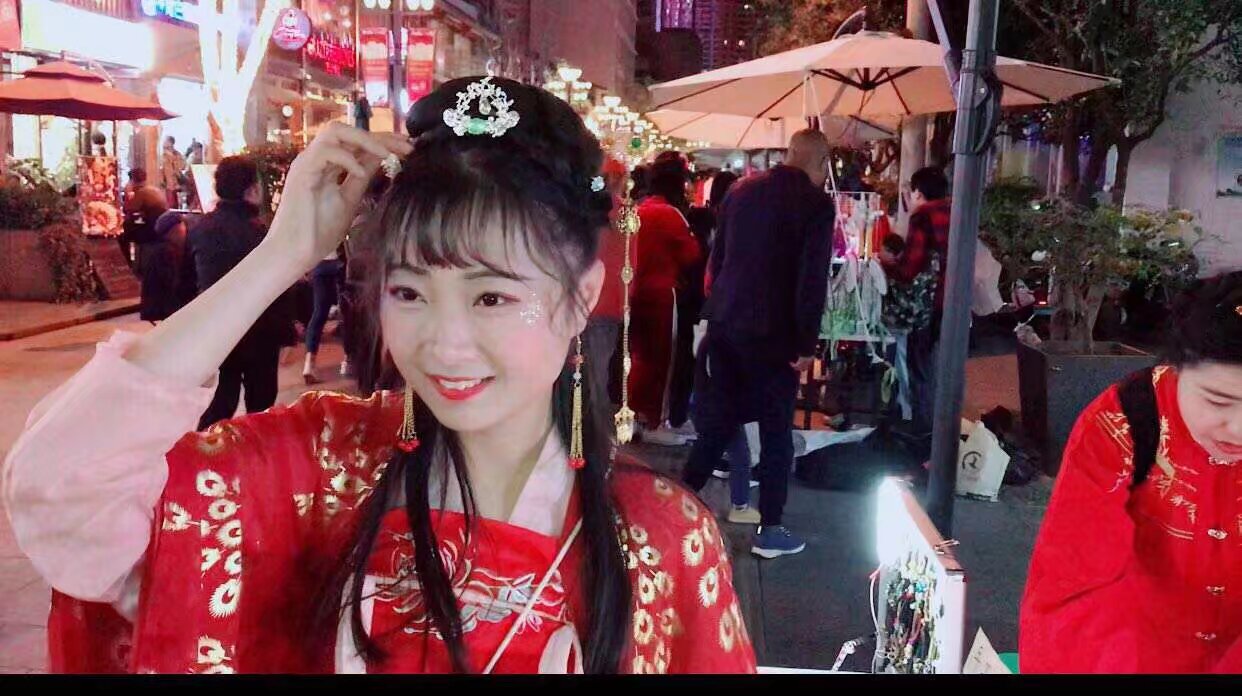 雲南漢服 元宵南強步行街集市6天 7組傳統手工藝社團寶寶19人總共完成 82290 元 的銷售額 非常優秀 商品有 頭飾 漢服 扇子 燈籠\ 想參加社團傳統集市的寶寶找我報名