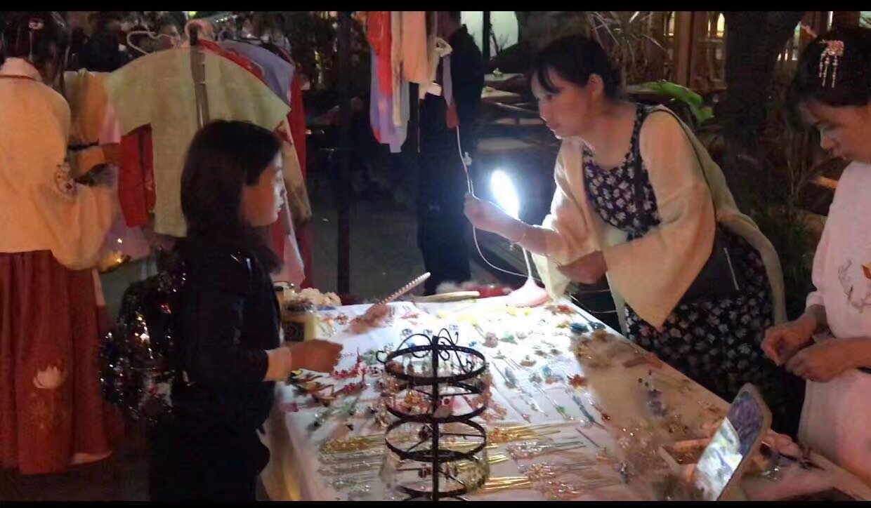 雲南漢服 元宵南強步行街集市6天 7組傳統手工藝社團寶寶19人總共完成 82290 元 的銷售額 非常優秀 商品有 頭飾 漢服 扇子 燈籠\ 想參加社團傳統集市的寶寶找我報名