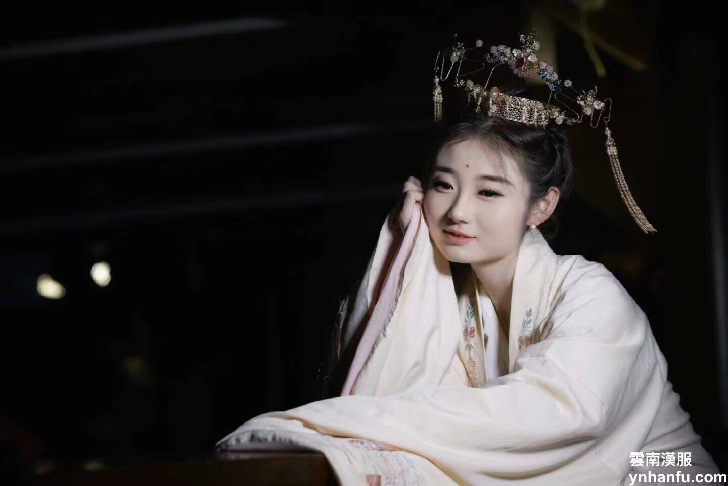 雲南漢服 $ 元日瞳瞳慶 霄天焰焰祝 $ 元宵照片一