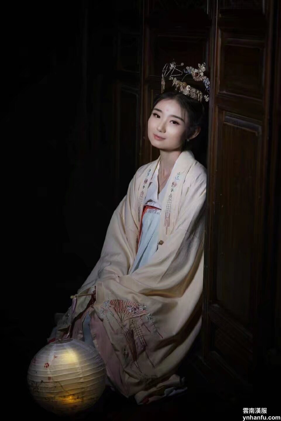 雲南漢服 $ 元日瞳瞳慶 霄天焰焰祝 $ 元宵照片一