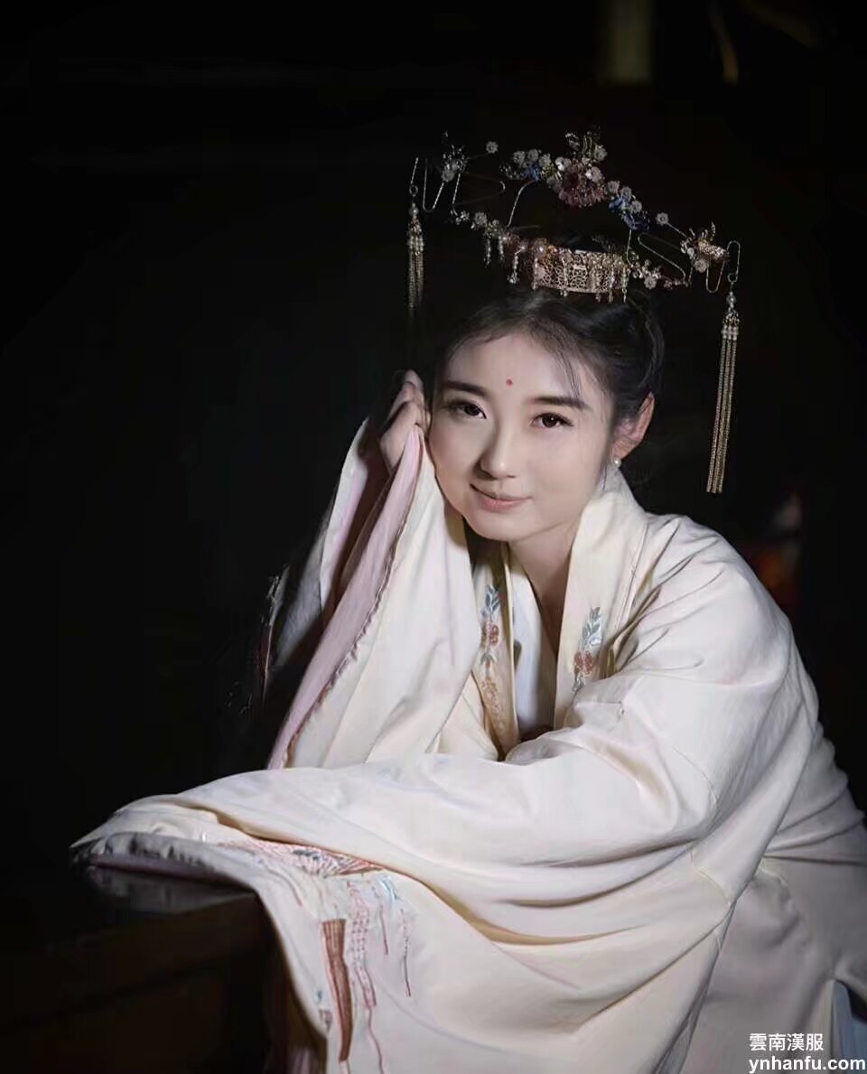 雲南漢服 $ 元日瞳瞳慶 霄天焰焰祝 $ 元宵照片一