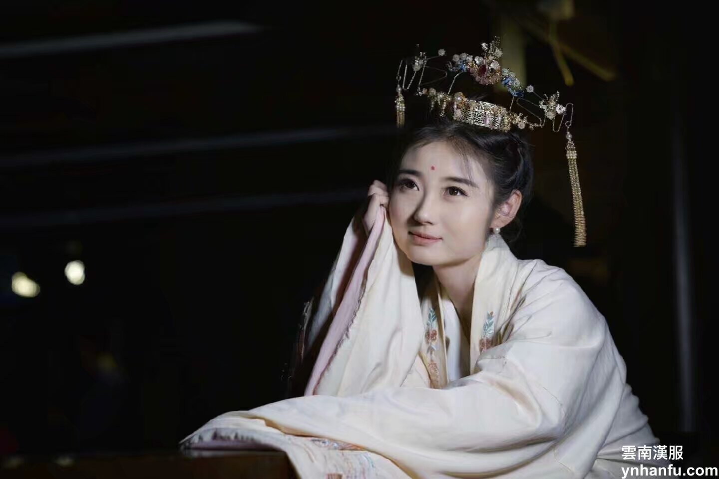 雲南漢服 $ 元日瞳瞳慶 霄天焰焰祝 $ 元宵照片一