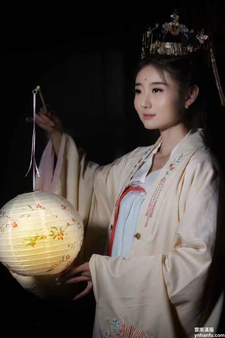 雲南漢服 $ 元日瞳瞳慶 霄天焰焰祝 $ 元宵照片一