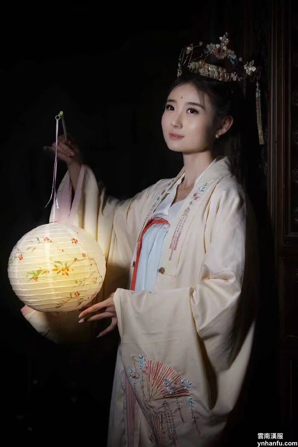 雲南漢服 $ 元日瞳瞳慶 霄天焰焰祝 $ 元宵照片一