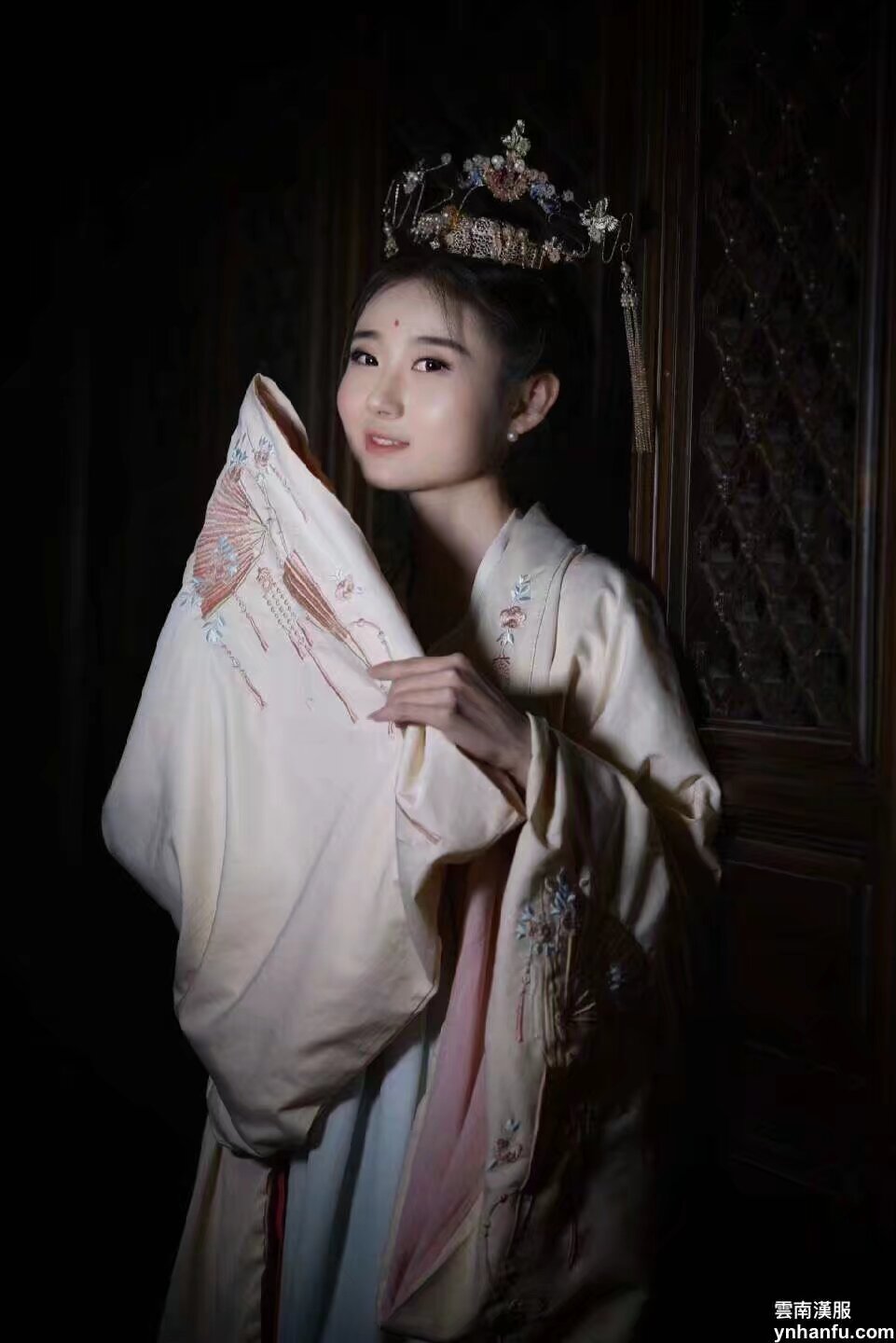 雲南漢服 $ 元日瞳瞳慶 霄天焰焰祝 $ 元宵照片一