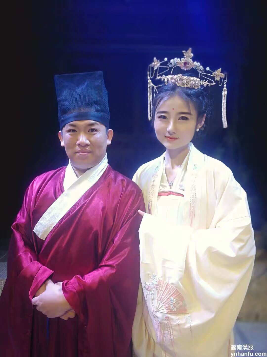 雲南漢服 $ 元日瞳瞳慶 霄天焰焰祝 $ 元宵照片一
