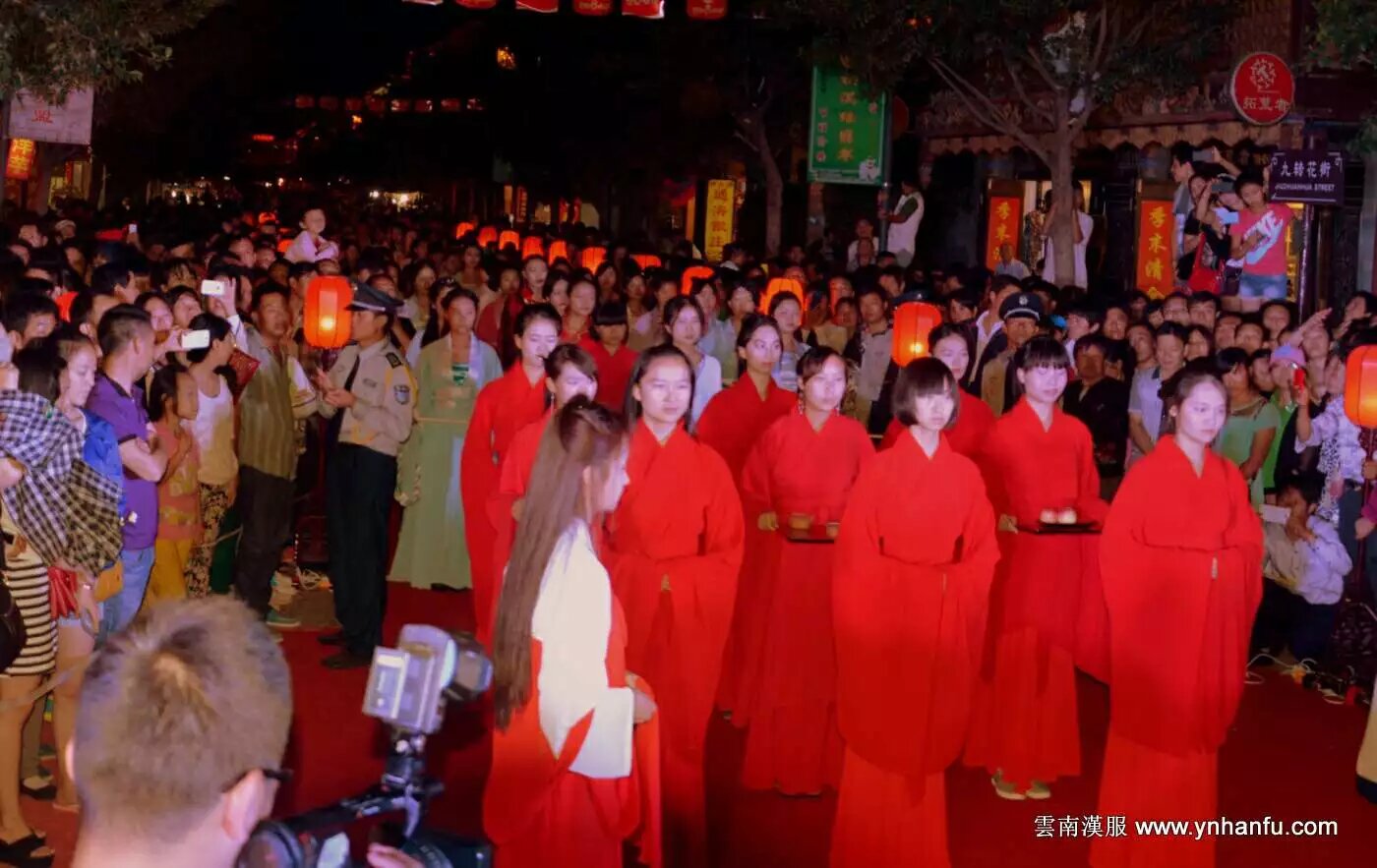 雲南漢服 2016年 中秋文化節   9月15日  晚 19點 黑龍潭公園 協會成員 下午四點集合 各分會請自備部分水果 賞月點心 社團約提供 10公斤花生 10公斤板栗 20公斤水果 大量月餅 80個座席 聯繫電話 微信15887217778
