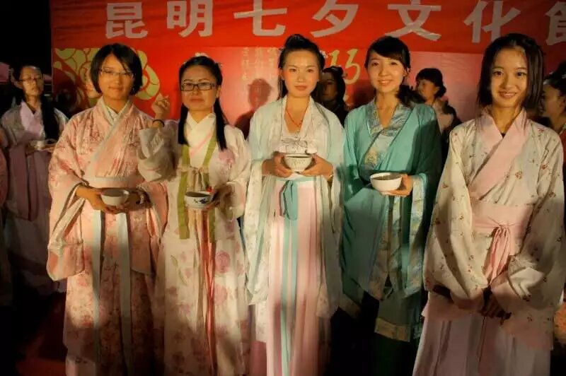 2016 七夕文化节 八月七日 一 14:00 点 正义坊老街 照壁下 新闻发布会 二 15：oo 七夕宣传照拍摄+正义坊+马家大院 三 16:oo 主持人面试  四 要参宣传照拍摄及主持人面试请提前确认 联系电话/微信 15887217778 QQ 307201400