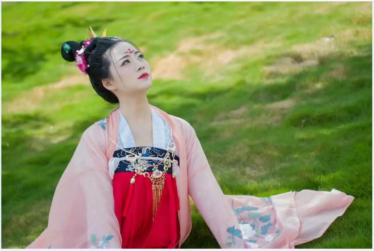 雲南漢服 搜狐 華潤 2016漢服攝影比賽頒獎 2016年七月九日 星期六 下午二點 在瀑布公園 舉行頒獎儀式 請獲獎人員屆時參與領取獎狀 獎金 獎杯 歡迎各界人士圍觀 拍照 轉發 聯繫電話/微信 15887217778 位置看定位