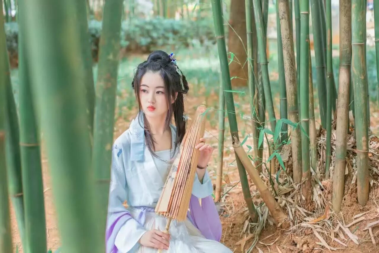雲南漢服 搜狐 華潤 2016漢服攝影比賽頒獎 2016年七月九日 星期六 下午二點 在瀑布公園 舉行頒獎儀式 請獲獎人員屆時參與領取獎狀 獎金 獎杯 歡迎各界人士圍觀 拍照 轉發 聯繫電話/微信 15887217778 位置看定位