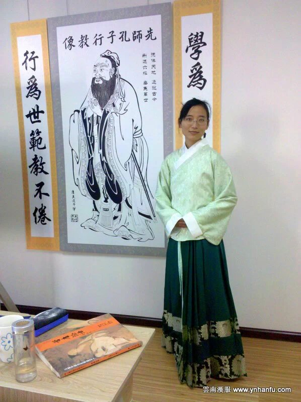 2014年12月13號 星期六 《開筆禮》 《家庭國學教育講座》 早10：30 昆明老街 馬家大院 雲南漢服 昆明老街 彩龍社區 聯合舉辦 ～報名 電話 15887217778 QQ 860091991 
