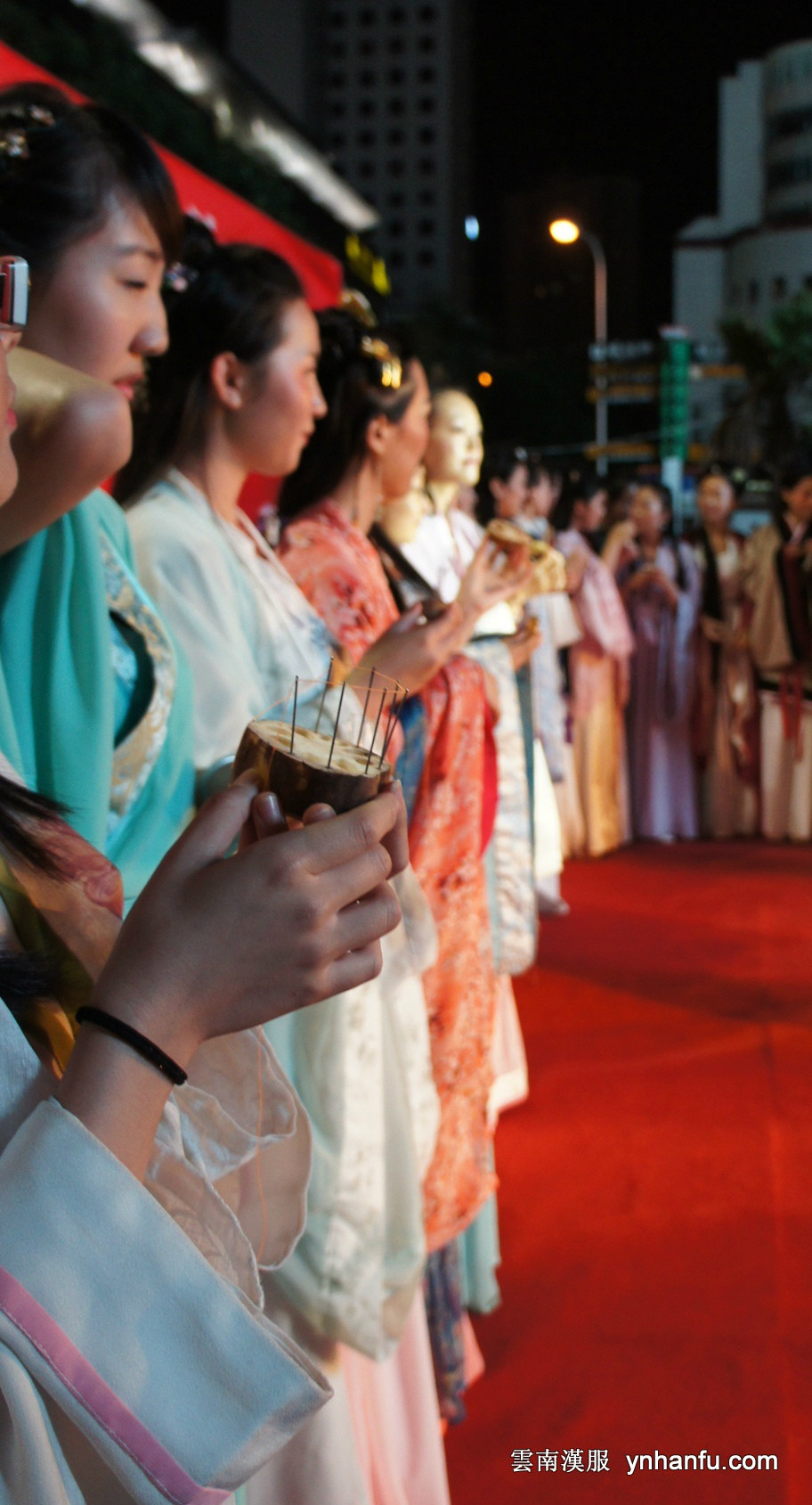 雲南漢服七夕文化節   翠湖 拾翠 8月2日 晚7点 到 9点  报名 报名 各类有才艺的人才快报名，报名电话 18687196991 QQ 860091991 
七夕活動照片 
2012
http://url.cn/KCt52z 
2013
http://url.cn/NMzCvA
2010
http://url.cn/RYjSiw
2011
http://url.cn/NuauIx
2009
http://url.cn/PRMAlY
2008
http://url.cn/OqTVfe
2007
http://url.cn/OifKYh