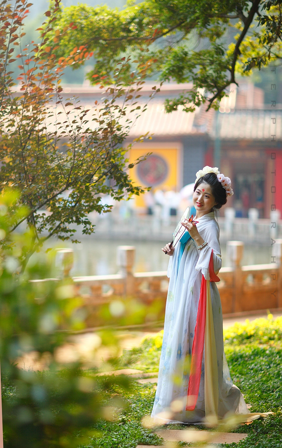 昆明龍潭麗人漢服美女評選大賽 投票地址1 http://t.cn/RvSHBul 選手#寸心#  新聞http://t.cn/RvNBuLV 