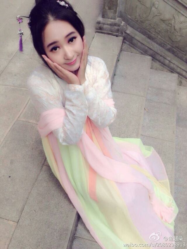 有微博的 大家快来帮忙投票  汉服社一定赢 云南艺术学院【社团宣传片大赛】，投“汉服协会”，http://t.cn/Rvx4EgO 孩儿们上 