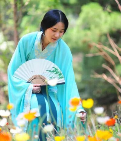 有微博的 大家快来帮忙投票  汉服社一定赢 云南艺术学院【社团宣传片大赛】，投“汉服协会”，http://t.cn/Rvx4EgO 孩儿们上 