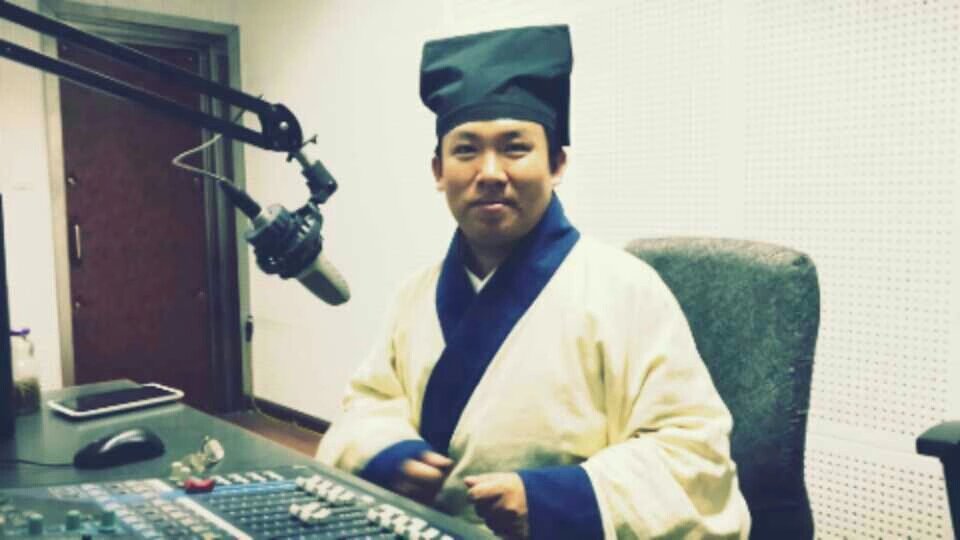 昆明广播电视台阳光频率FM100.8 周刊《声音面孔》6月29 22:30 星期六 播出专访特輯 木有收音機的孩子用安卓手機下載#真收音机# 運\用程序 插上耳機可以聽廣播 [em]e169[/em][em]e169[/em][em]e169[/em][em]e170[/em][em]e170[/em][em]e170[/em][em]e166[/em][em]e166[/em]