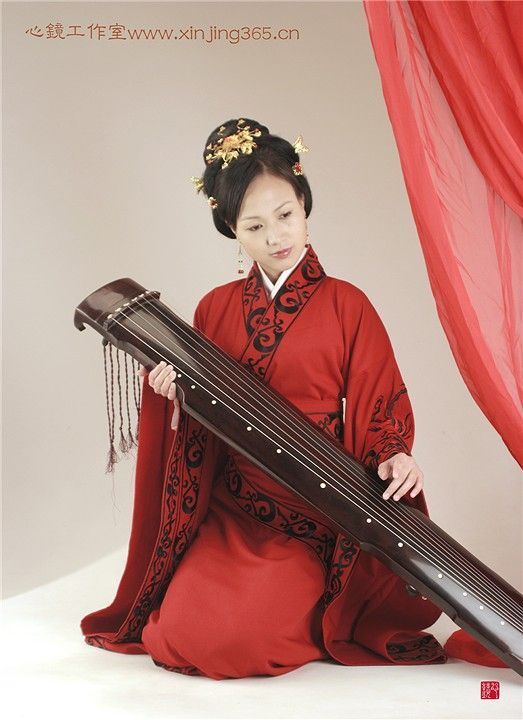 黑磚窯 禁古琴令 黑磚窯的人都不准學古琴， 很多好孩子學了古琴以後都變得 頹廢 消極 陰險 不務正業， 任紅說是琴曲的原因，我覺得是琴魔的原因，最近我們兩人會追捕一個背著古琴到處流竄的孩子，然後把他的古琴放在車輪子下面 咔嚓 @809113801 