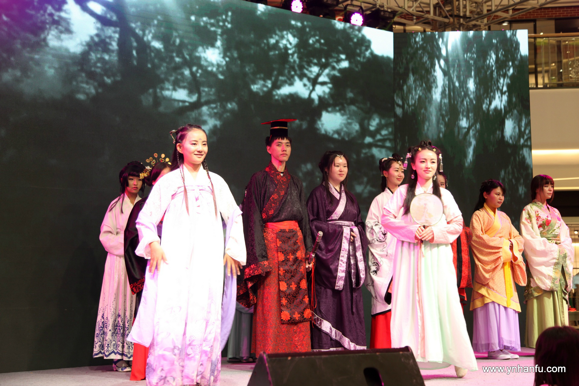 2015年9月4日 万达广场 （前兴路）《开学季 国学文化节》 下午14点 开始 报名参加汉服展演的人员 中午11点集合，参加活动围观的的可以下午4点过去 活动内容有 开笔礼 成人礼 汉服展示 传统文艺演出 报名电话/微信 15887217778 QQ 860091991