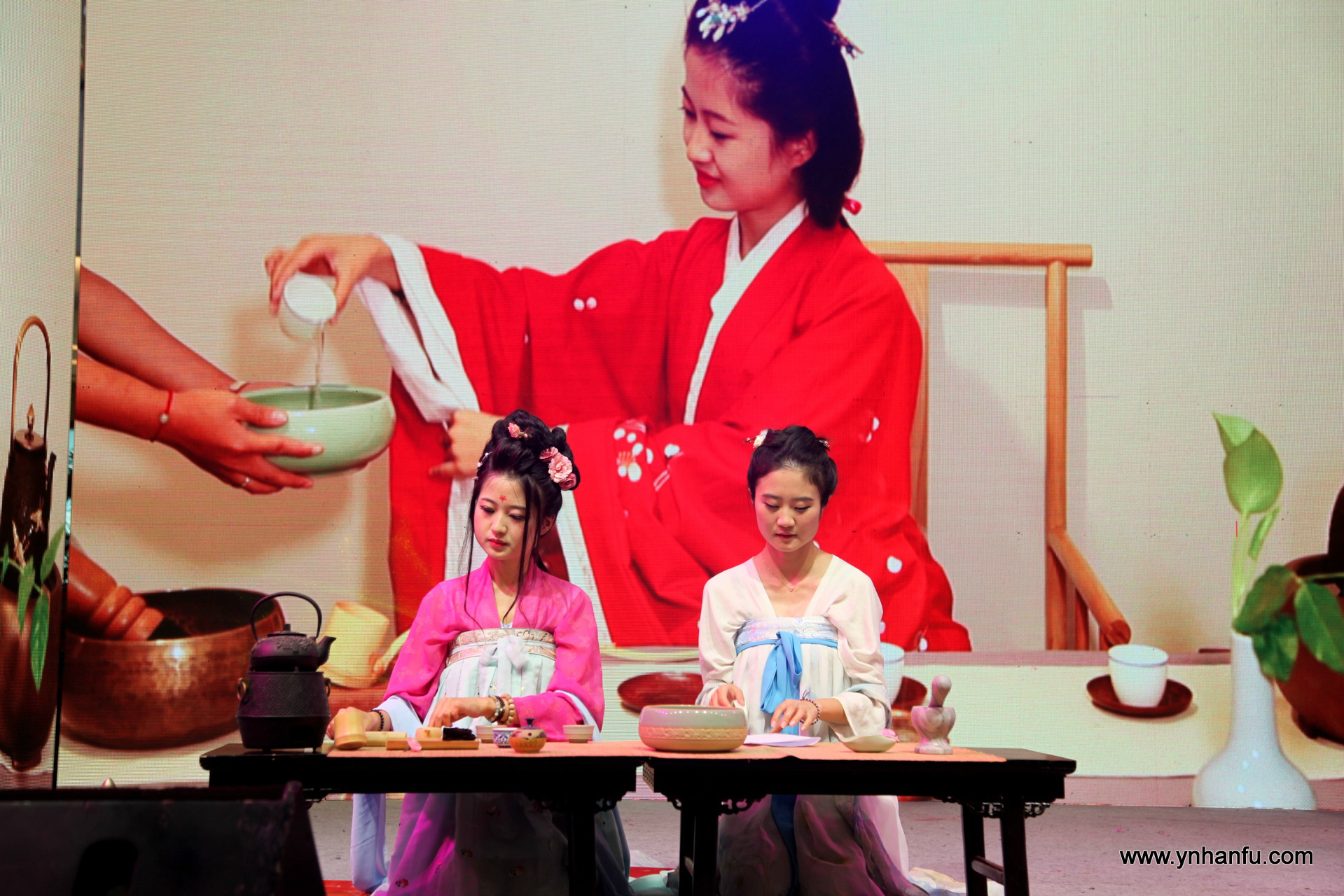 2015年9月4日 万达广场 （前兴路）《开学季 国学文化节》 下午14点 开始 报名参加汉服展演的人员 中午11点集合，参加活动围观的的可以下午4点过去 活动内容有 开笔礼 成人礼 汉服展示 传统文艺演出 报名电话/微信 15887217778 QQ 860091991