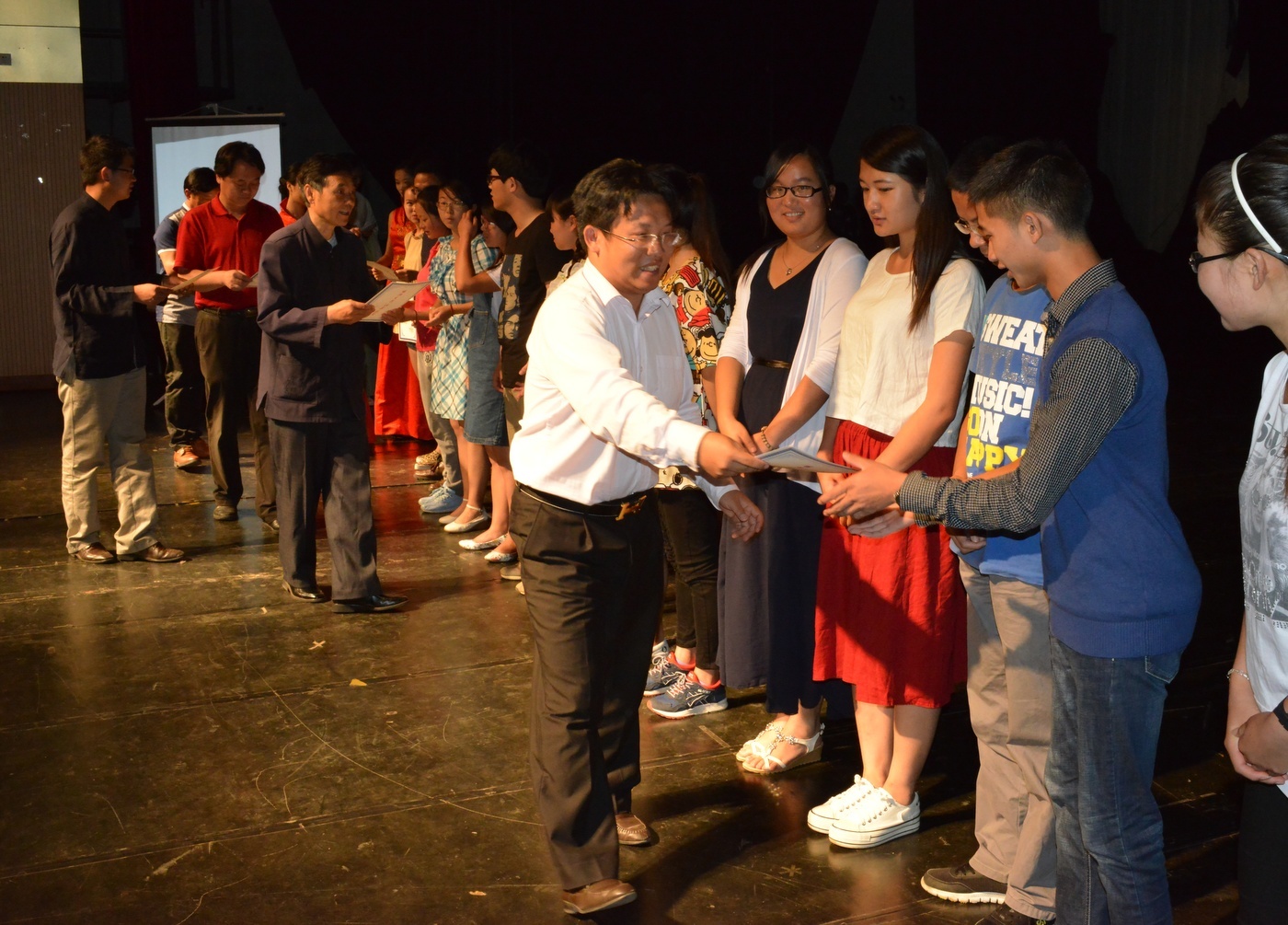 giving a speech about Chinese culture rebirth