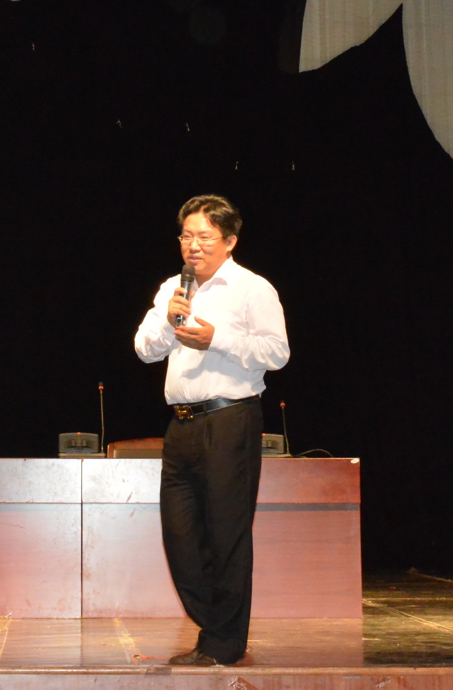 giving a speech about Chinese culture rebirth